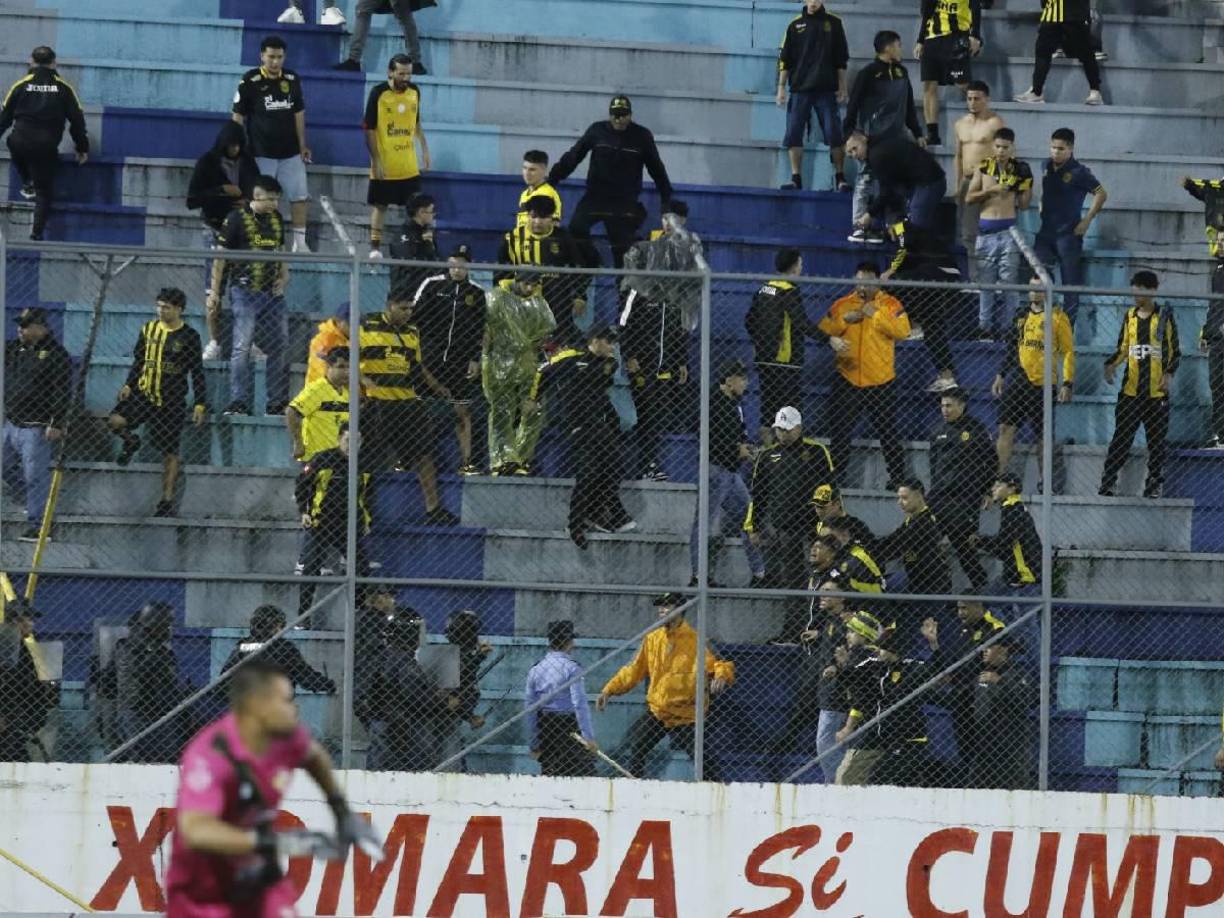 La bronca en las gradas con la afición del Real España y algunos elementos policiales en el segundo tiempo del partido.