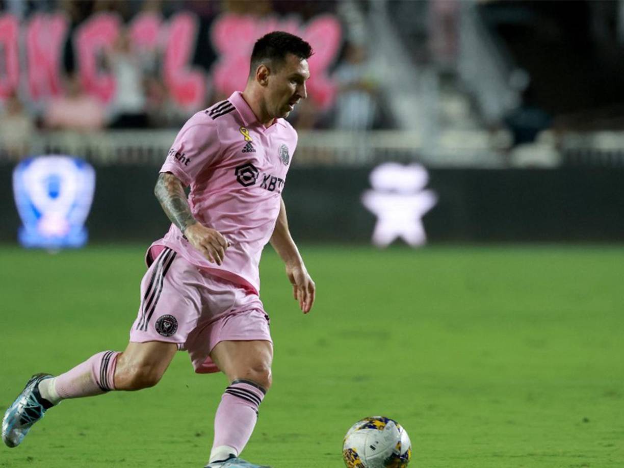 “La cicatriz molesta, no sé si duele. La verdad es que no tengo idea, eso es a lo mejor algo mucho más médico como para dar yo una explicación... Pero sí sé que es probable que esas cicatrices molesten y no le permitan, a lo mejor incluso mentalmente, estar liberado para jugar un partido”, argumentó el <i>Tata </i>sobre la condición física de su capitán.