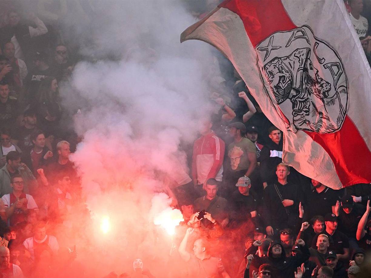 La primera bengala lanzada fue en el tramo final del primer tiempo, tras una lluvia de objetos arrojados desde la zona ultra del Ajax. La segunda, en los primeros minutos después del descanso. 