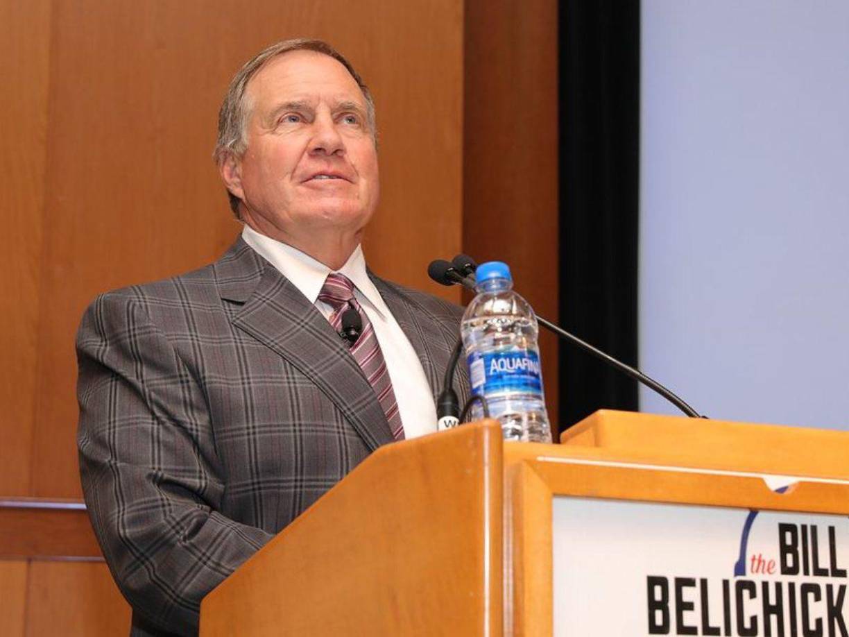 Esta cuestionable relación de Bill Bellichick con Hudson viene luego de que el entrenador multicampeón del Super Bowl terminara su noviazgo de más de 16 años con Linda Holliday, quién tiene 61 años y con quién nunca se casó.