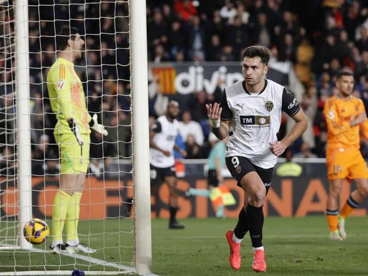 Valencia se puso arriba en el marcador con gol de Hugo Duro a los 27 minutos del primer tiempo. 