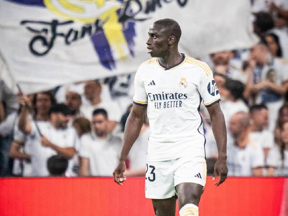 Según cuenta Antón Meana en la Cadena SER, antes de que el Real Madrid busque un central, Ancelotti le habría pedido a Florentino que renueve a Mendy.