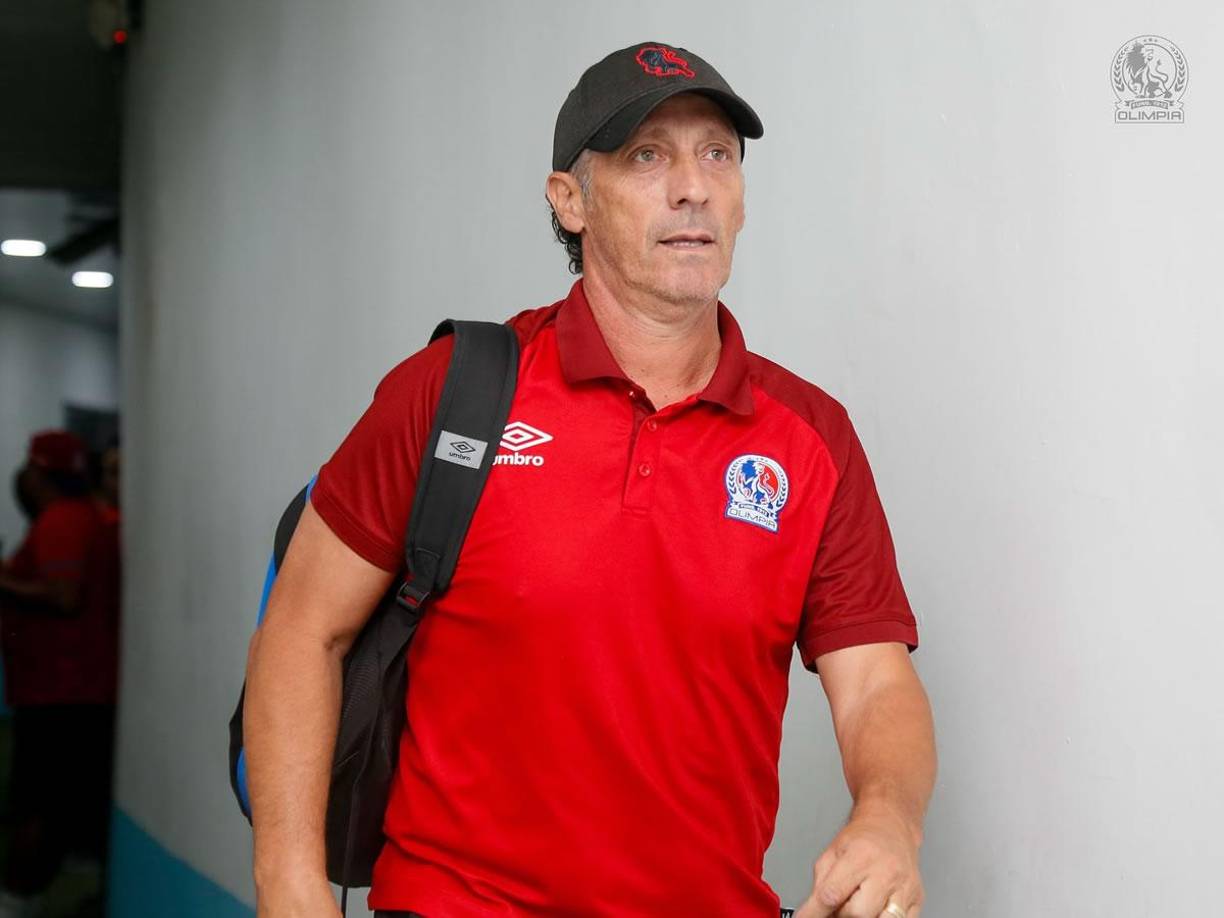 Pedro Troglio - El entrenador argentino finalizó su convenio con el Olimpia y se marcha a dirigir al Instituto de Córdoba de Argentina. El club albo busca nuevo técnico.
