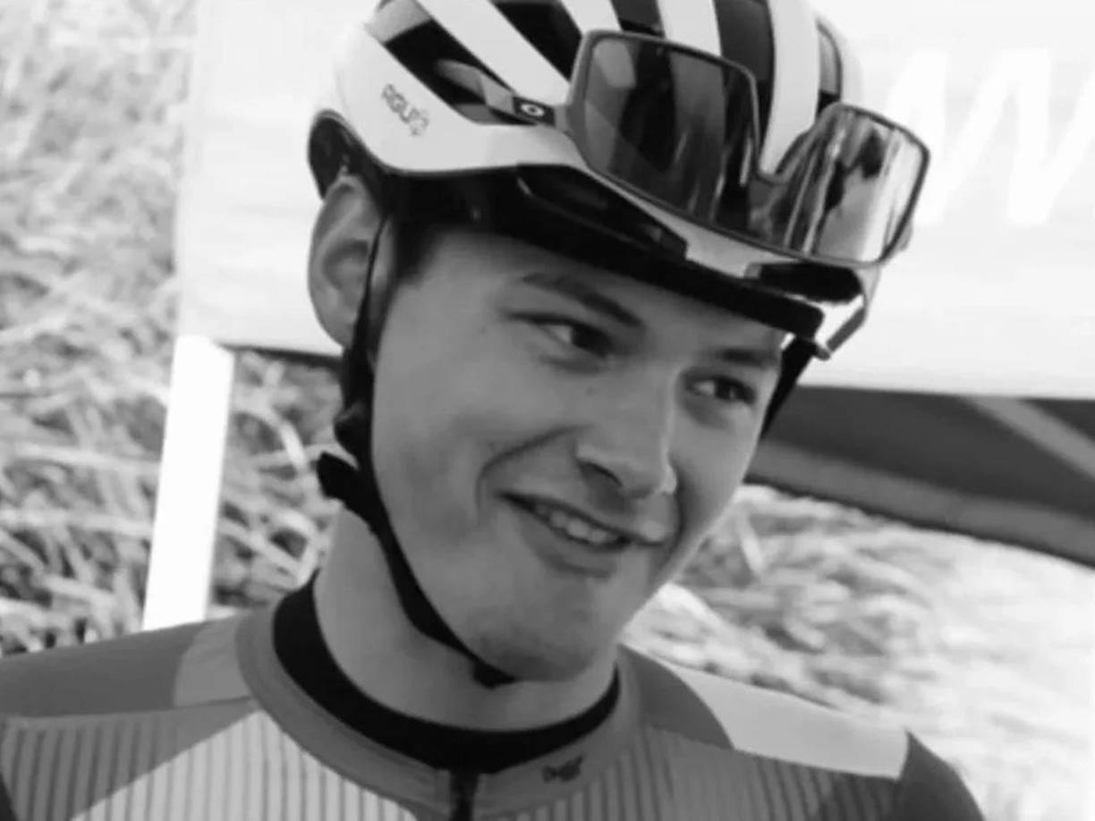 “Hancke se retiraría al final de la temporada por motivos personales. Conciliar el ciclismo con la universidad poco a poco se le hizo muy difícil. La intensidad en los entrenamientos y competiciones es muy alta en nuestro equipo y cada año muchas promesas del ciclismo desisten por este motivo”, informó.