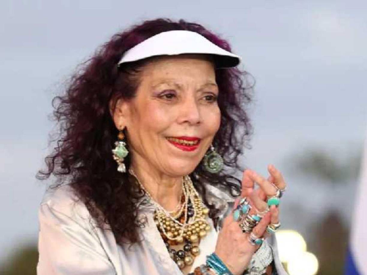 “Vemos el aprovechamiento grosero, y la tosca y malvada comunicación terrorista, que pretende convertir un lindo y merecido momento de orgullo y celebración, en golpismo destructivo, o en un retorno, por supuesto imposible, a las nefastas prácticas, egoístas, criminales, de quienes, como vampiros y vividores, se han servido del pueblo”, aseguró Murillo en su monólogo del 22 de noviembre.