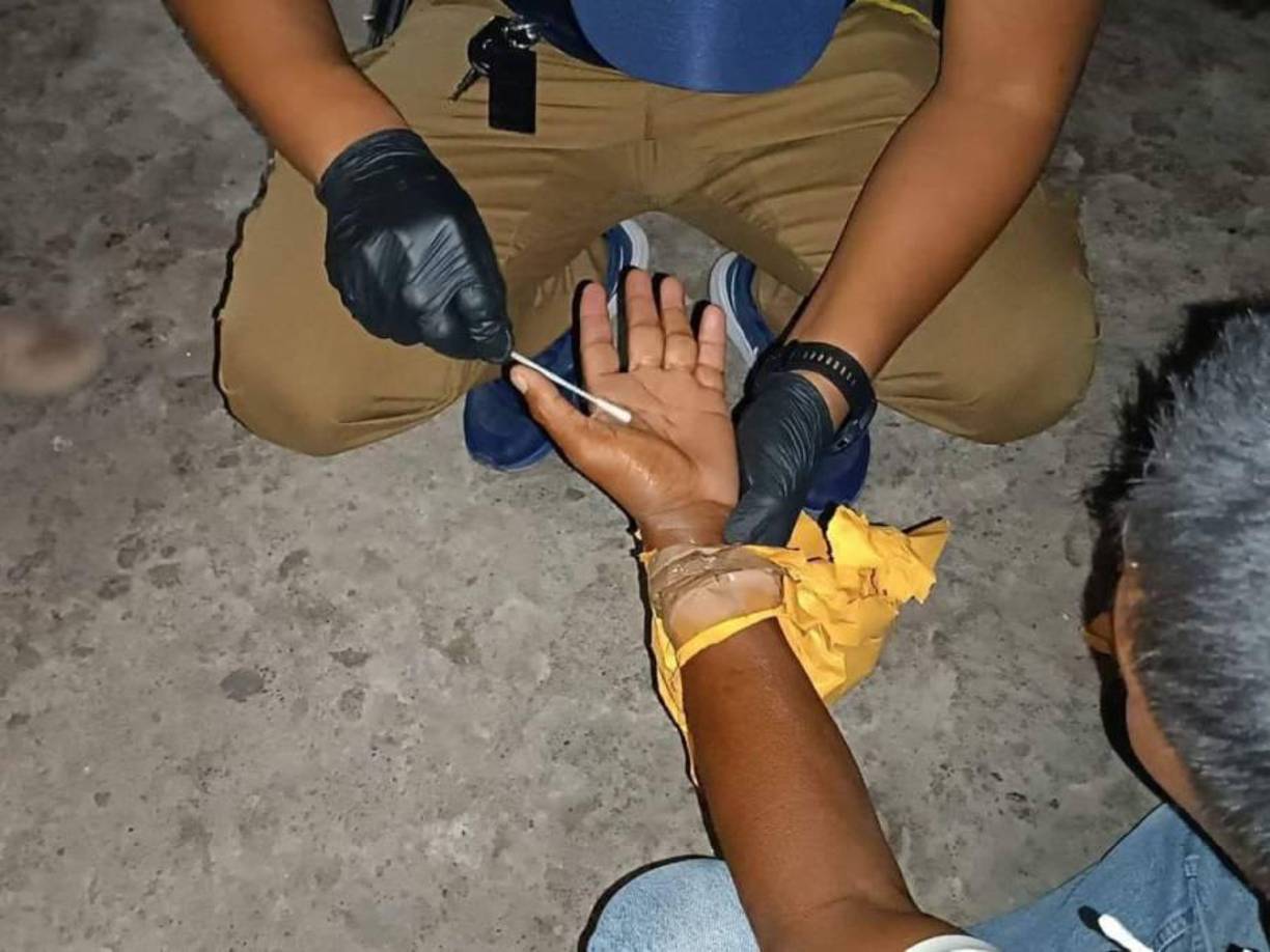 Las autoridades tomaron muestras dactilares para determinar si los detenidos participaron en el doble crimen. De forma preliminar se cree que el móvil fueron problemas familiares.