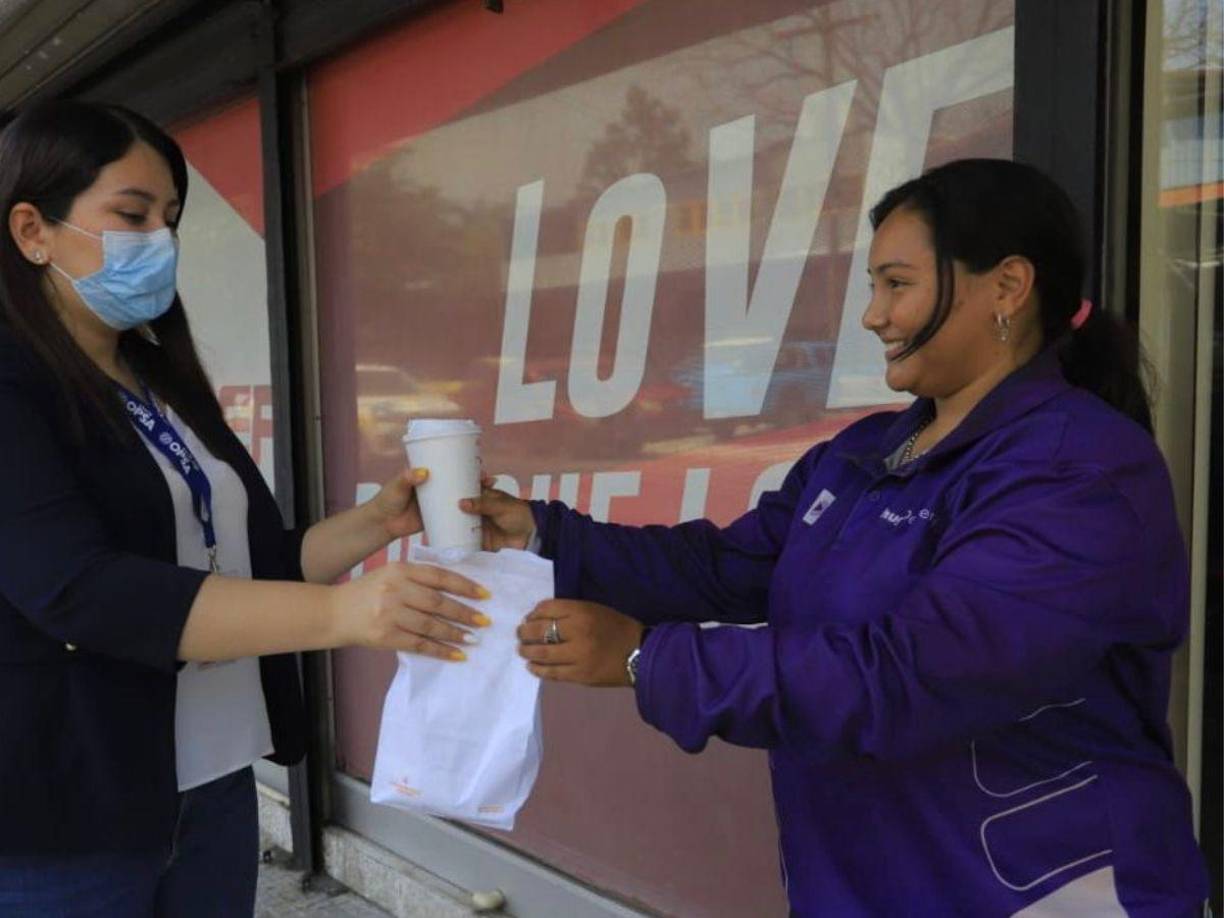 Con una sonrisa dulce y la amabilidad que la caracterizan, Andrea Santos, de 20 años, llegó ayer a este rotativo para entregar un pedido en horas de la tarde.