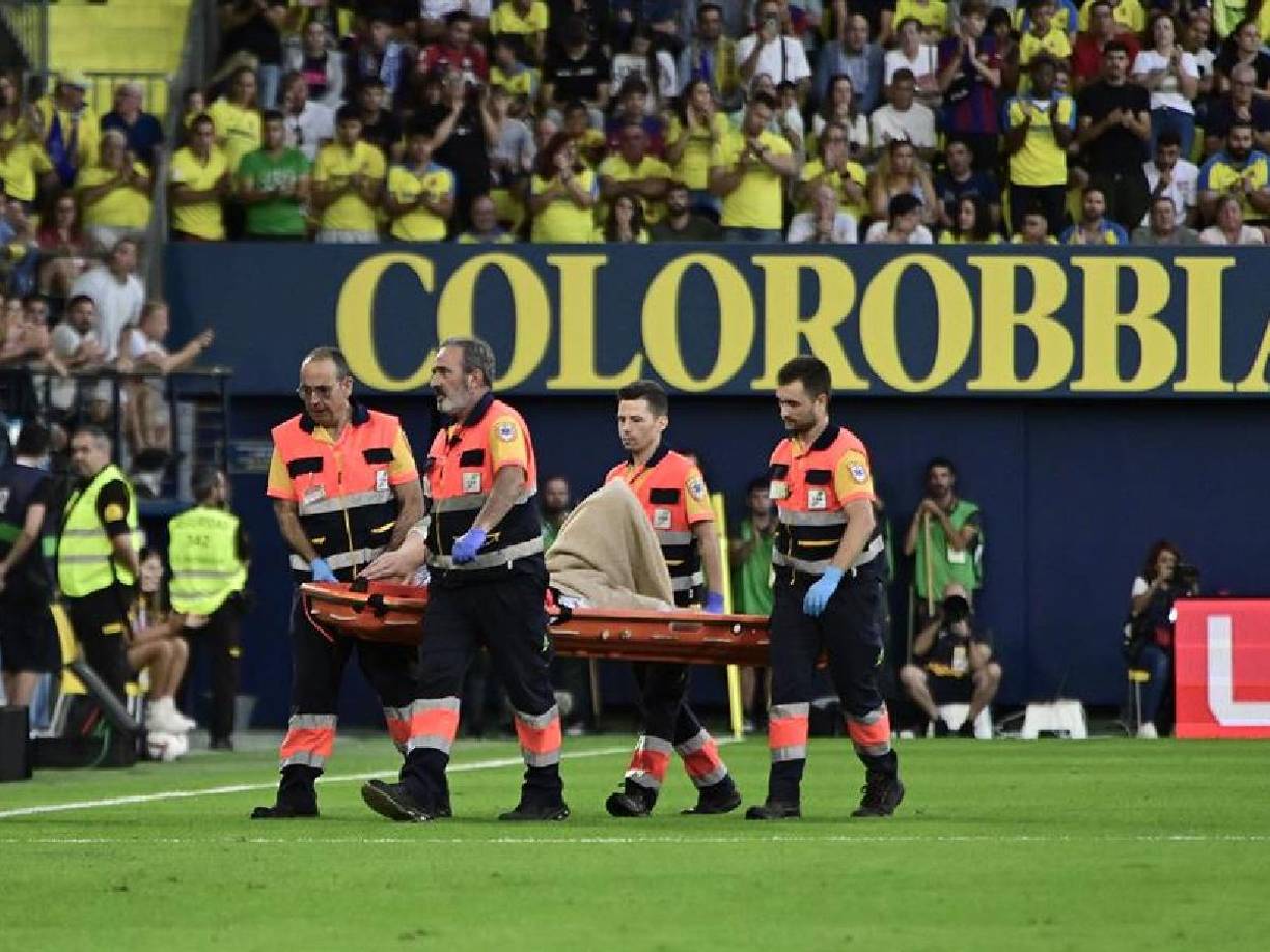 El meta germano tuvo que abandonar el césped en camilla después de que al caer de un salto en el que cogió con las manos el balón, su rodilla hiciera un mal gesto, lo que le obligó a quedarse tumbado en el césped durante varios minutos mientras sus compañeros reclamaban al cuerpo técnico que prepararan un cambio.