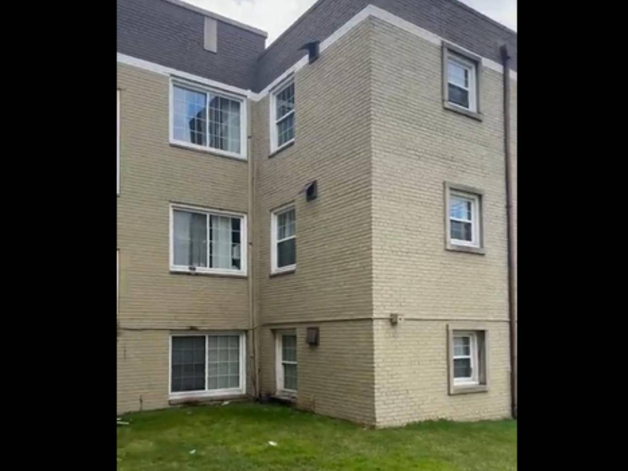 Este es el edificios de apartamentos de donde cayó Elvin Rafael Sierra.