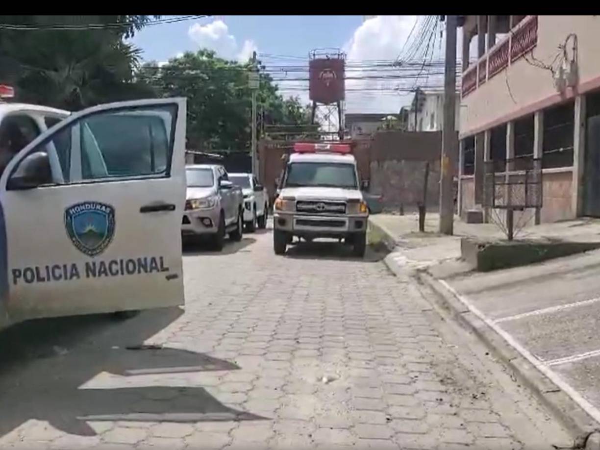 El cuerpo de Brayan Josué quedó en la calle que divide la colonia Villa Florencia con los bordos, a escasos metros del muro perimetral de la escuela Francisco Morazán. 