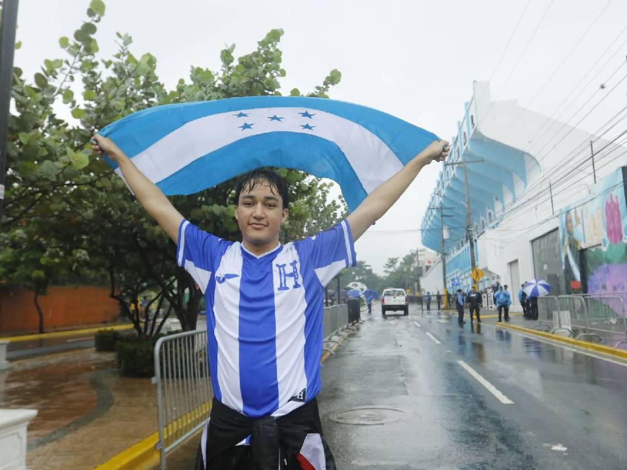 Así fue la llegada de los primeros aficionados catrachos al Estadio Morazán de San Pedro Sula.