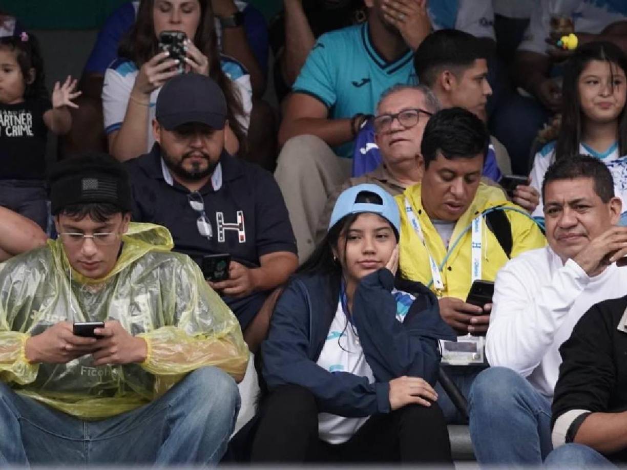 Un ambiente familiar también se vive en el recinto sampedrano para disfrutar del Honduras vs México. 