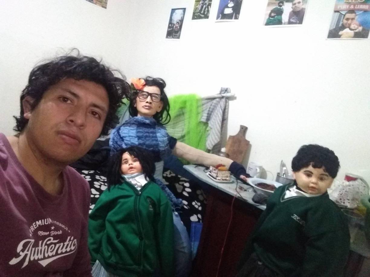 En sus redes sociales, el bogotano <b>ha presentado a sus seguidores la llegada de su ‘tercer hijo’</b> con su novia, a este cuarto muñeco de trapo lo nombró ‘Sammy’, lo que ha generado la preocupación de muchas personas, quienes en un principio imaginaron que todo era un personaje ficticio; sin embargo, el joven asegura que ama a su familia. 