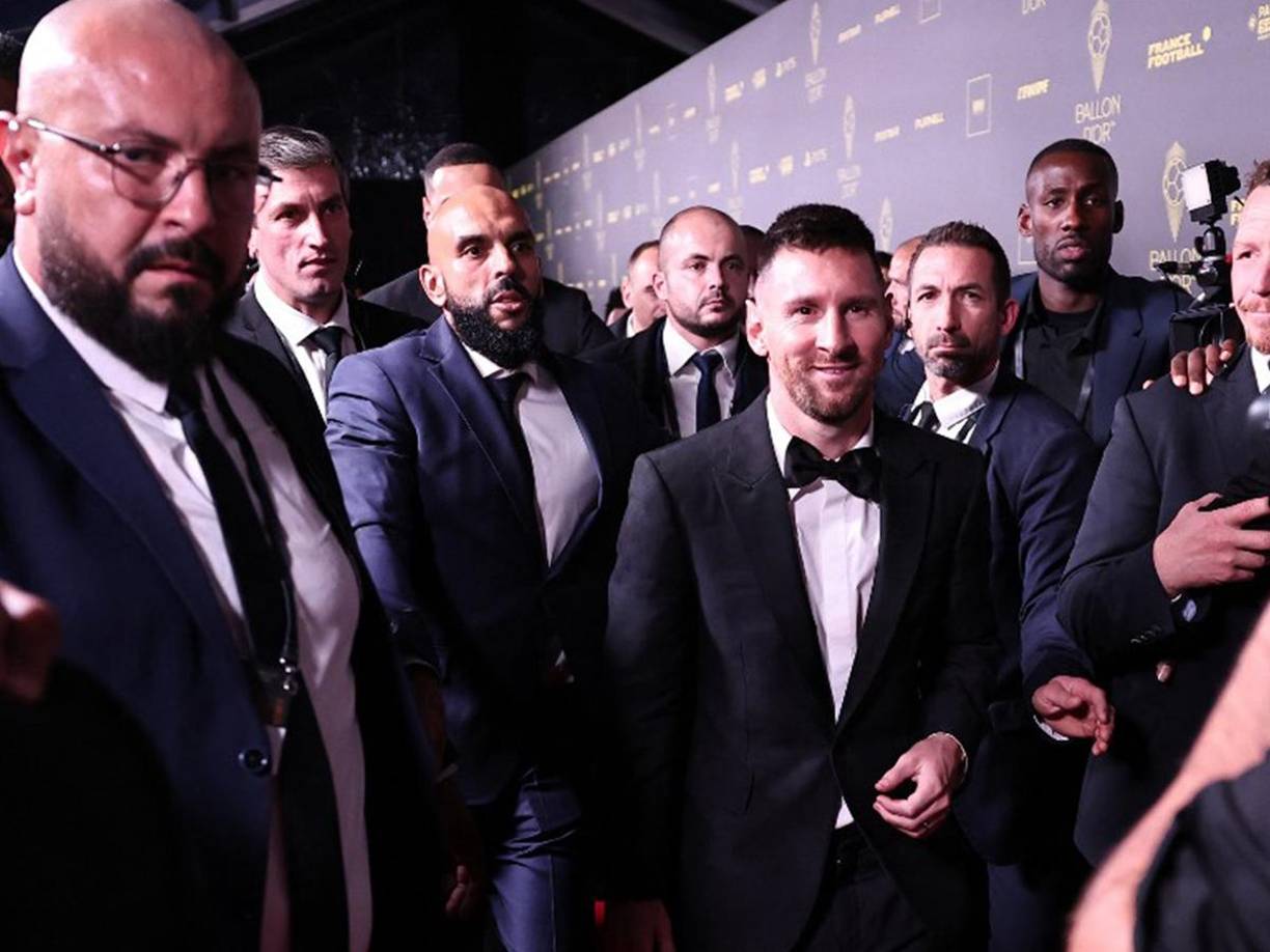 Yassine Cheuko, el guardaespaldas de Lionel Messi, lo acompañó en la alfombra roja.
