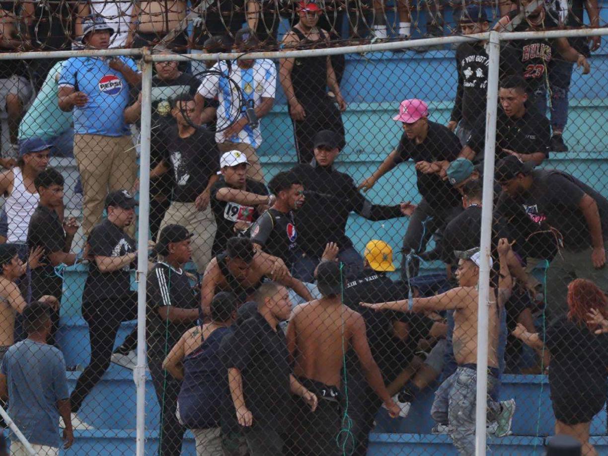 La pelea fue entre mismos aficionados del Motagua, barristas que tenían prohibida la entrada al estadio.