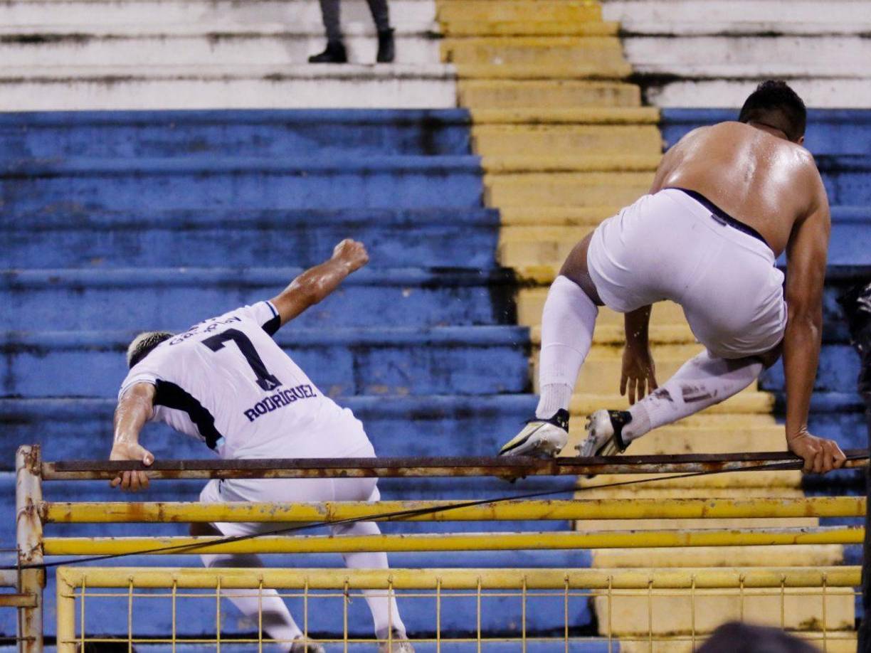 Algunos jugadores del Alianza se saltaron al sector de preferencia para defender a los aficionados de su equipo.