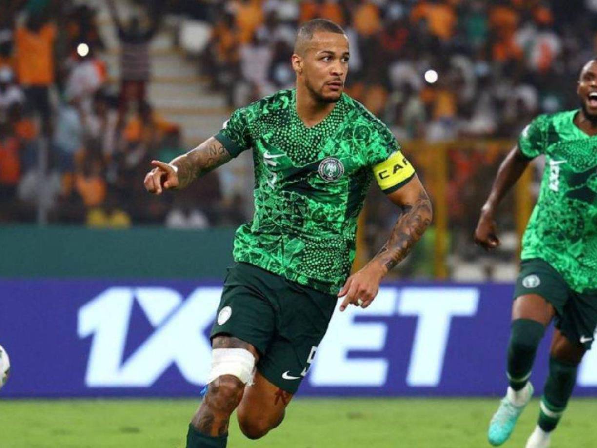 El capitán de Nigeria, William Troost-Ekong, denunció en la red social X que el combinado nigeriano pasó “más de doce horas en un aeropuerto abandonado en Libia”.