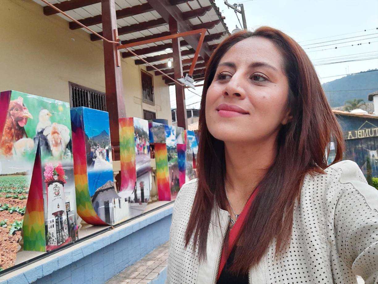 ”Cuando estaba nuevamente en frontera, primero tomaron mi maleta y se la llevaron a un cuarto. Luego trajeron un folder y me lo comenzaron a leer y me dicen que no soy bien recibida por el Gobierno de Nicaragua”, contó.