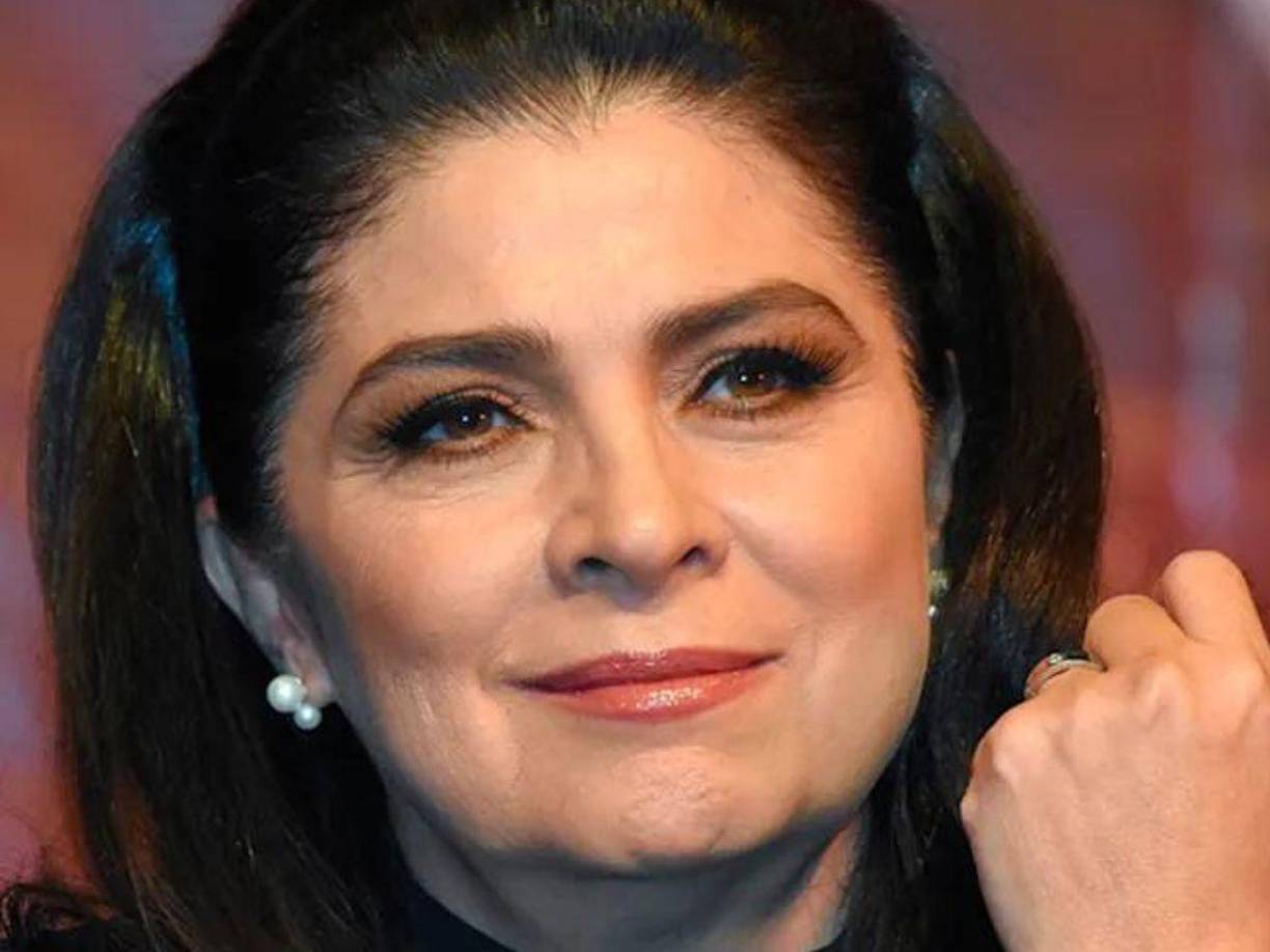 “Estoy en tratamientos. Me ponen en una mesa que te va estirando. Del cuello también te van estirando. Son más o menos como cuarenta sesiones de cada uno. Pero eso se hace para evitar operaciones”, dijo.