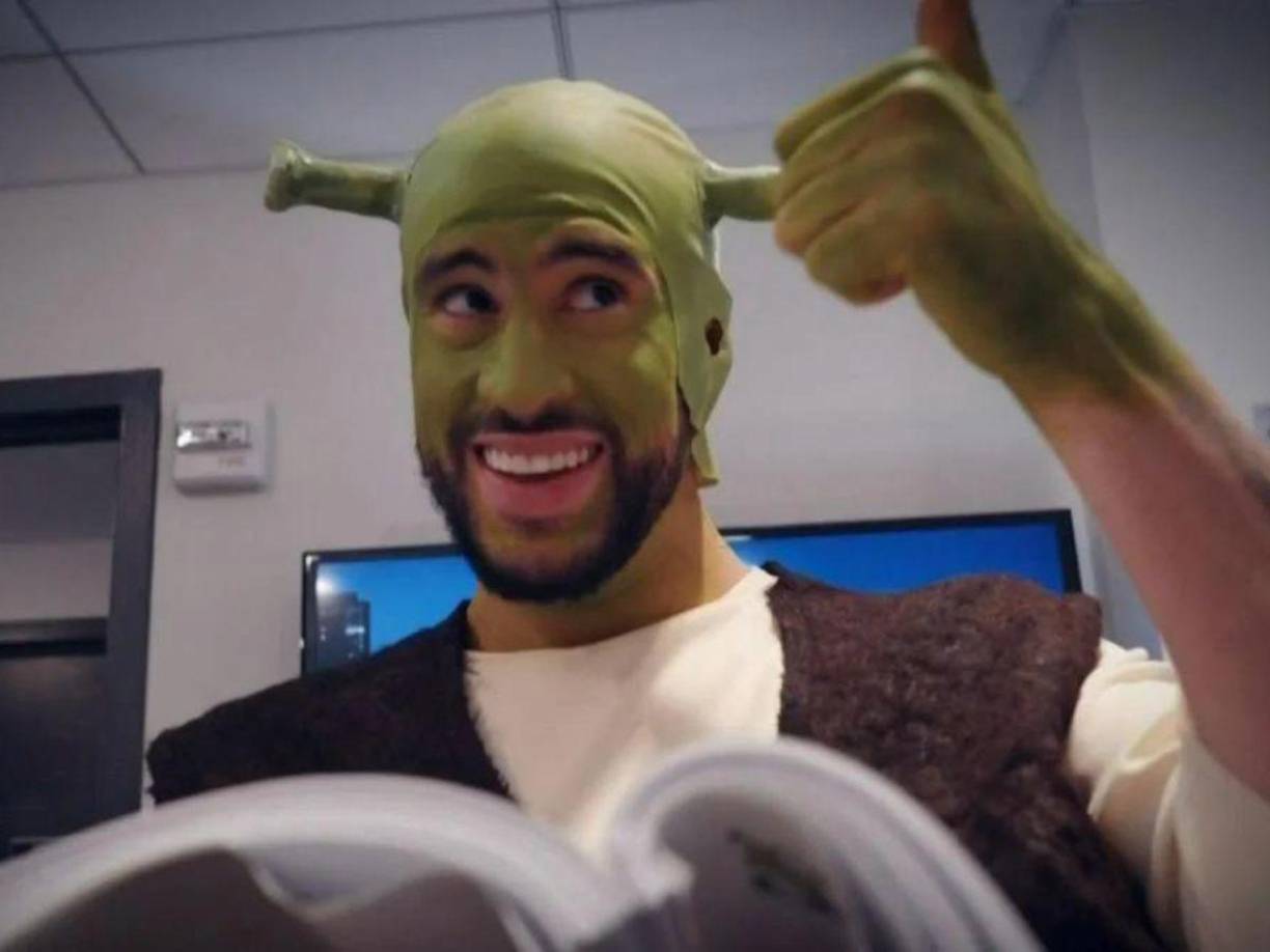 “El Conejo malo” demostró ser uno de los artistas más versátiles, tanto en el escenario como ante las cámaras, al asumir el papel del icónico ogro del pantano, lo que rápidamente se volvió viral en las redes sociales.