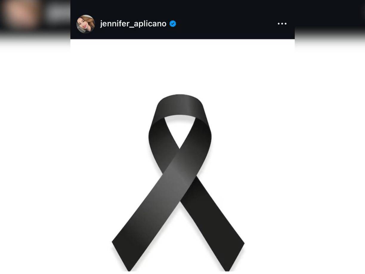 Con este moño de luto, un carrusel de fotos y un triste mensaje, fue como Jennifer Aplícano se despidió de su mejor amiga. 