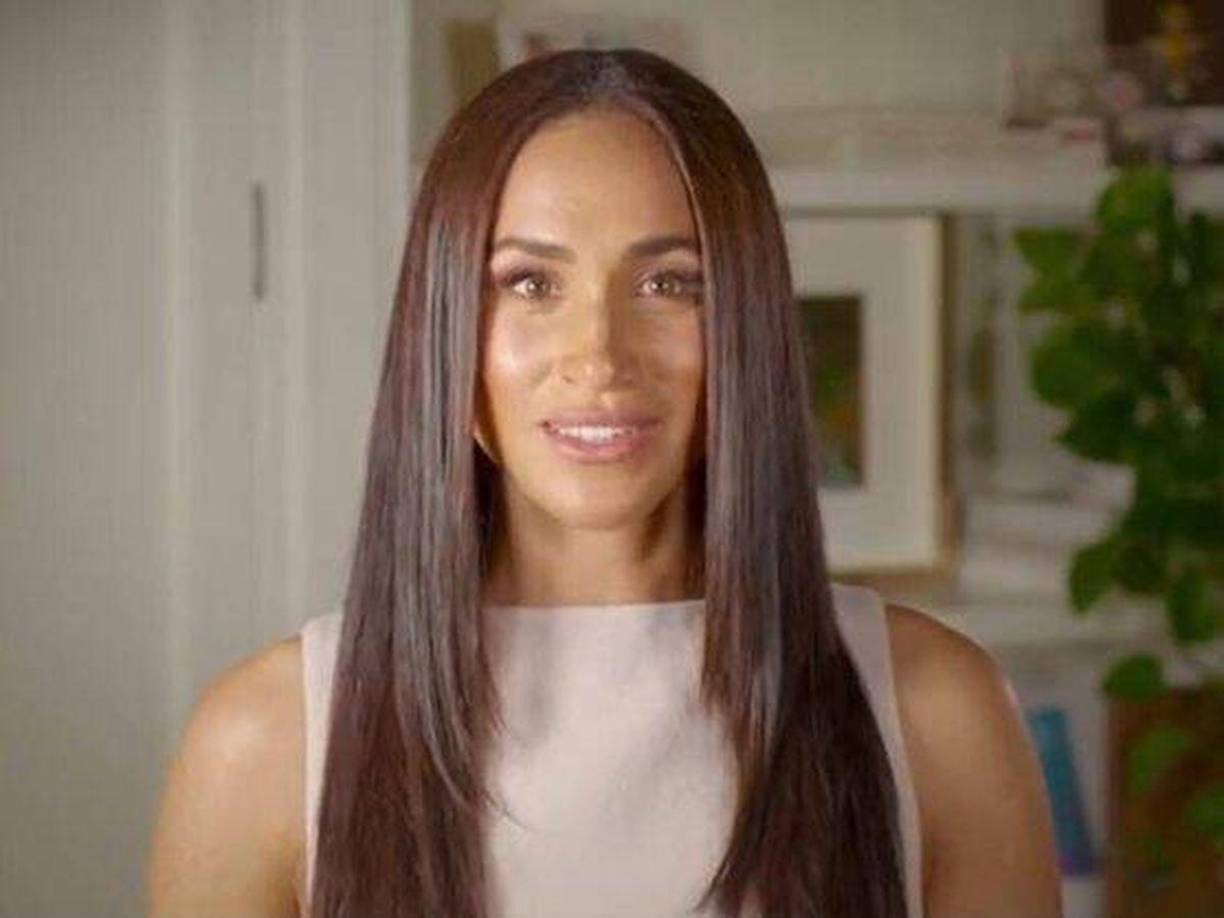 Las imágenes, que se viralizaron en redes sociales, muestran a Meghan con un cabello extremadamente liso, del que expertos afirman puede deberse a tratamientos orgánicos de alisamiento, y un nuevo color, cobrizo.