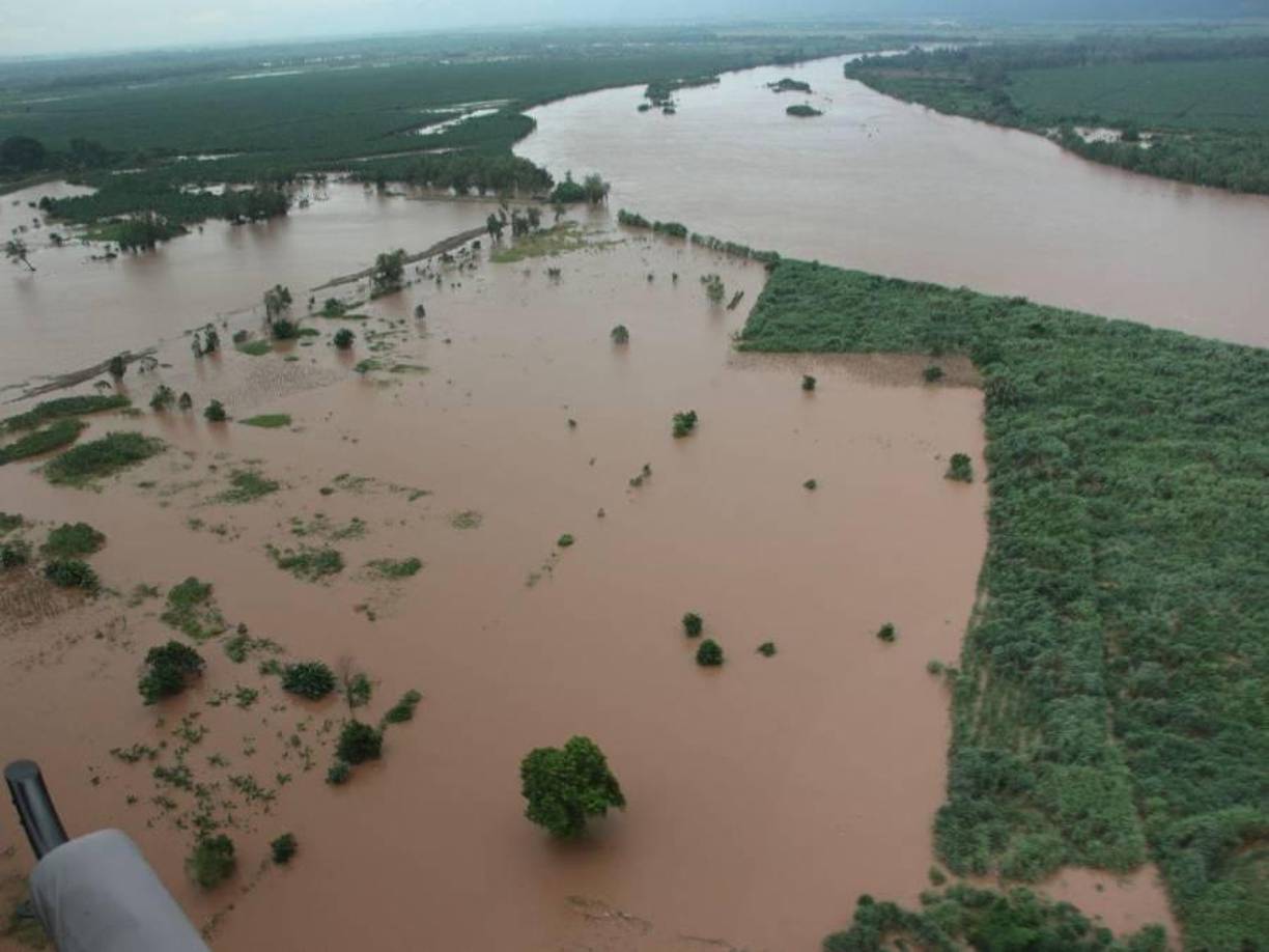 En imágenes desde las alturas se puede apreciar las devastadoras inundaciones que han sumergido calles y viviendas, obligando a varios ciudadanos a buscar un refugio ante las inclemencias de la naturaleza.