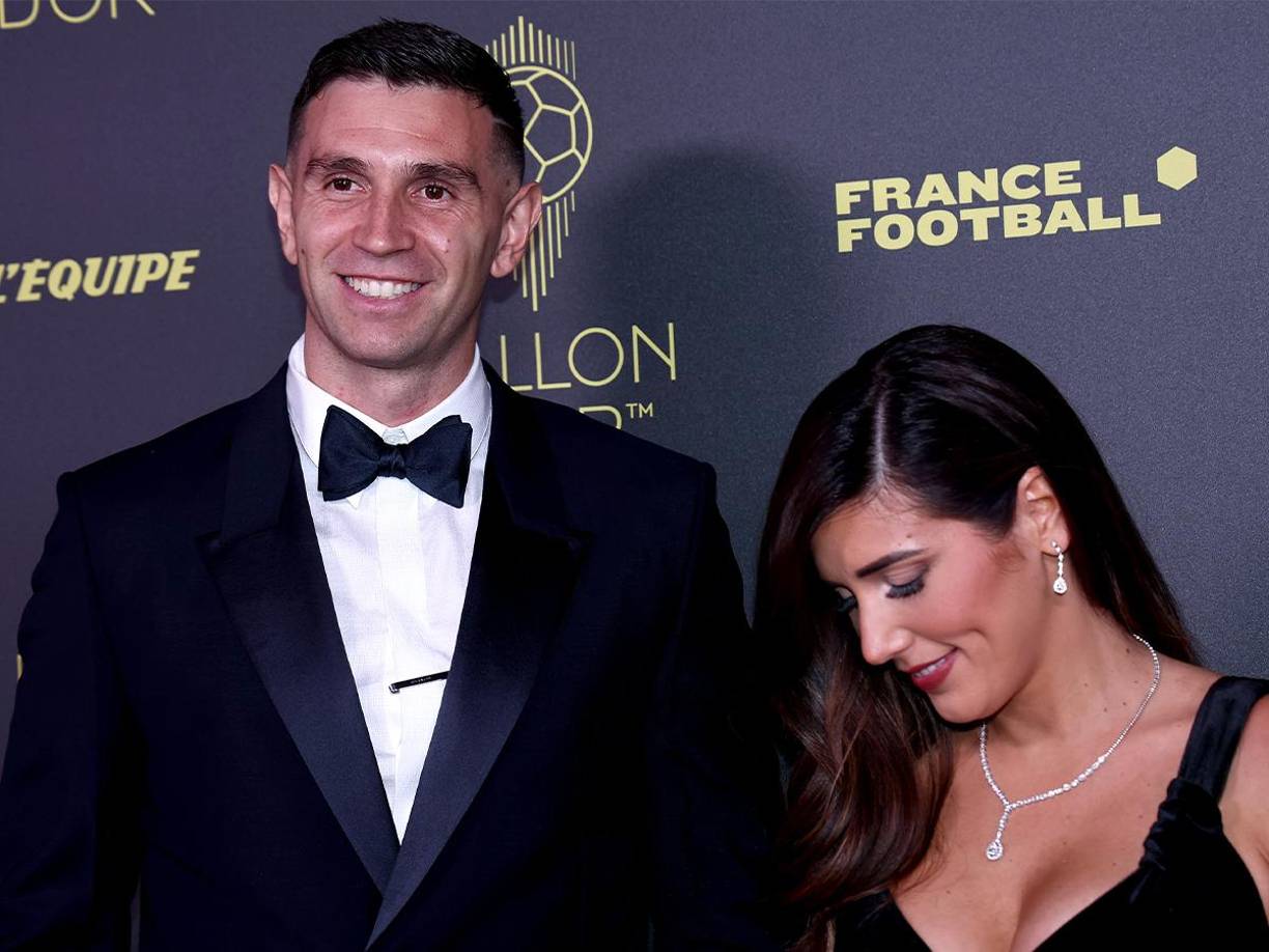 El arquero argentino Dibu Martínez junto a su esposa. El portero fue abucheado por franceses que se encontraban en las afueras del salón.