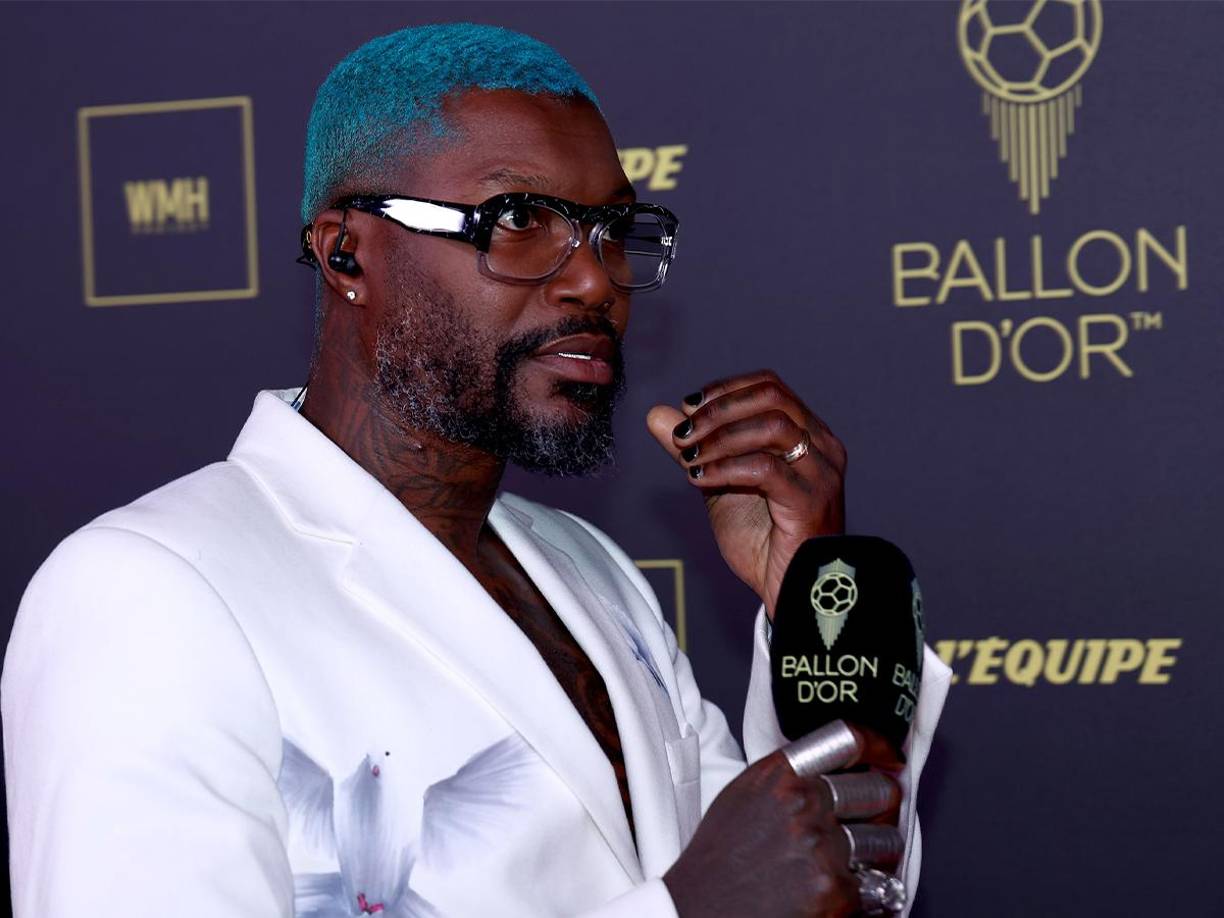 El exatacante francés Djibril Cissé sorprendió con su peculiar look. Anda el cabello pintado de azul.