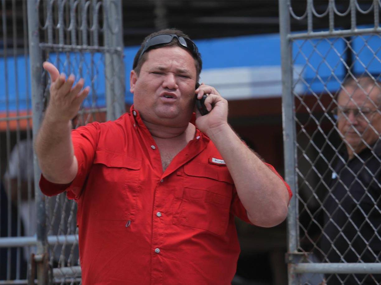 Ricardo Elencoff comenzó con fuertes palabras sobre el periodista: “Yanuario Paz, no sigas haciendo lo que te hizo salir de TVC, debes de ser objetivo. Los fuera de juegos son correctos”, indicó.