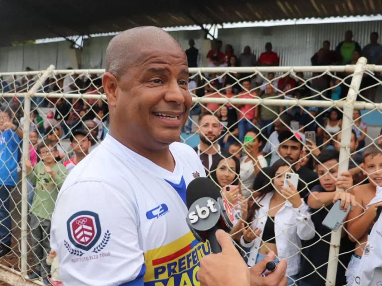 Excelente lanzador de faltas, motivo por el cual recibió el apodo de “Pie de Ángel”, llegó a disputar cuatro partidos oficiales con la selección brasileña, con la que anotó dos goles. 