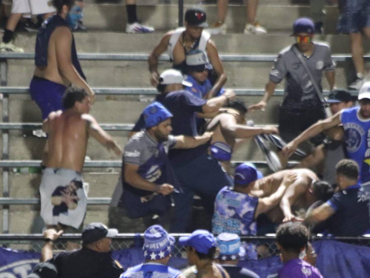 Aficionados del Motagua se fueron a los golpes en las graderías del Behrman Stadium.