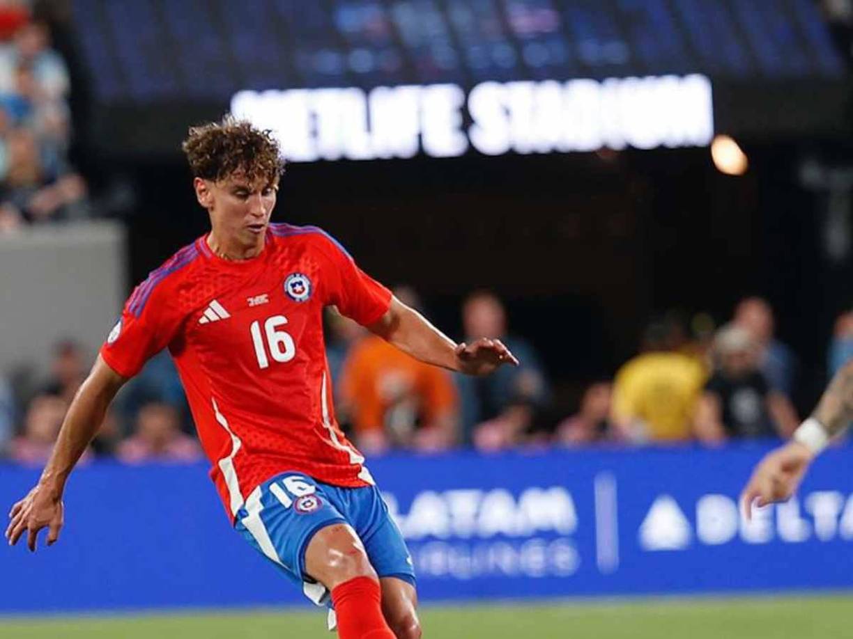 Igor Lichnovsky Osorio de la selección de Chile y del América es el jugador que ha sido relacionado con la actriz Cassandra Sánchez. 