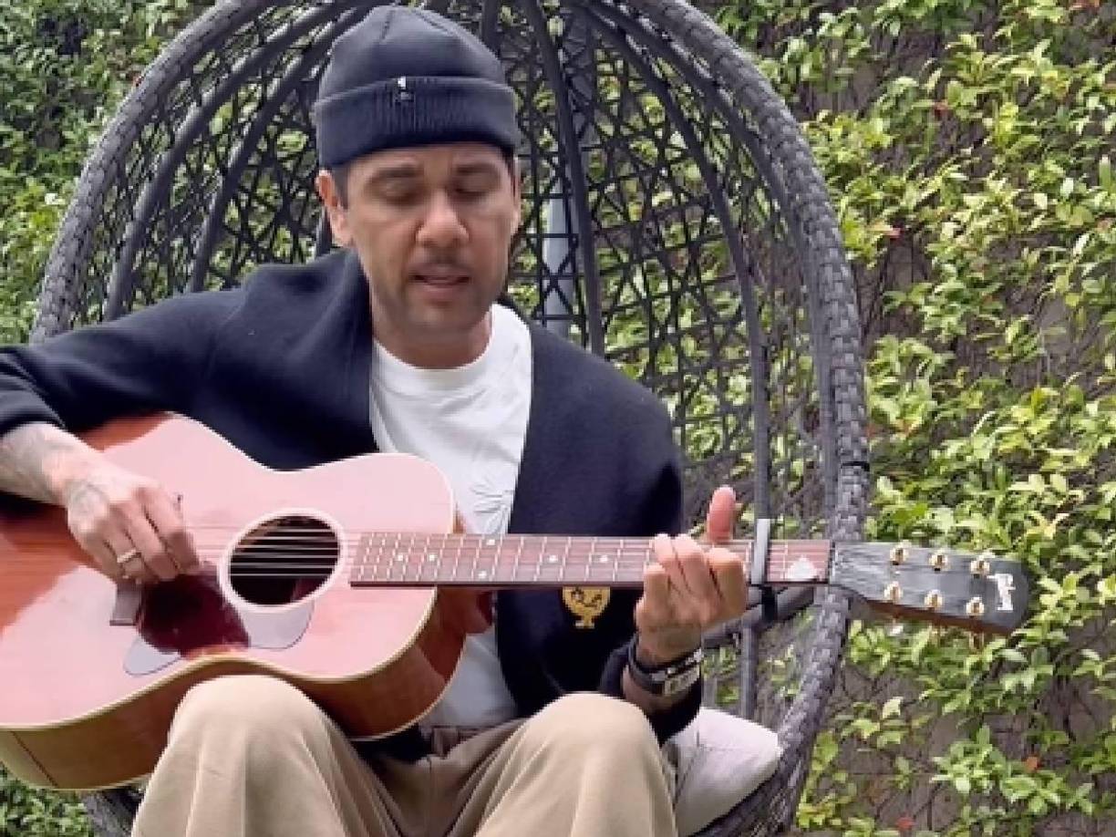 Ahora en su perfil, se le puede ver con la descripción de ‘artista’. Además, regresaron todas sus fotos como jugador después de que ‘borró’ por un tiempo sus redes sociales. En las últimas horas, posteó un video donde se muestra con guitarra en mano.