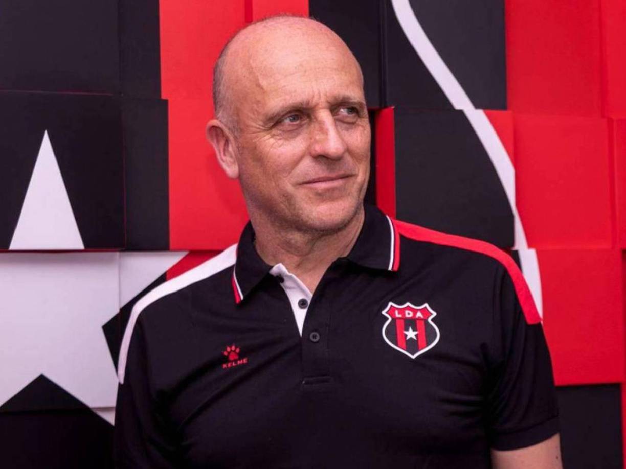 Tras su paso por Honduras se fue a un país vecino, solo que esta vez a un club, al Alajuelense de Costa Rica.