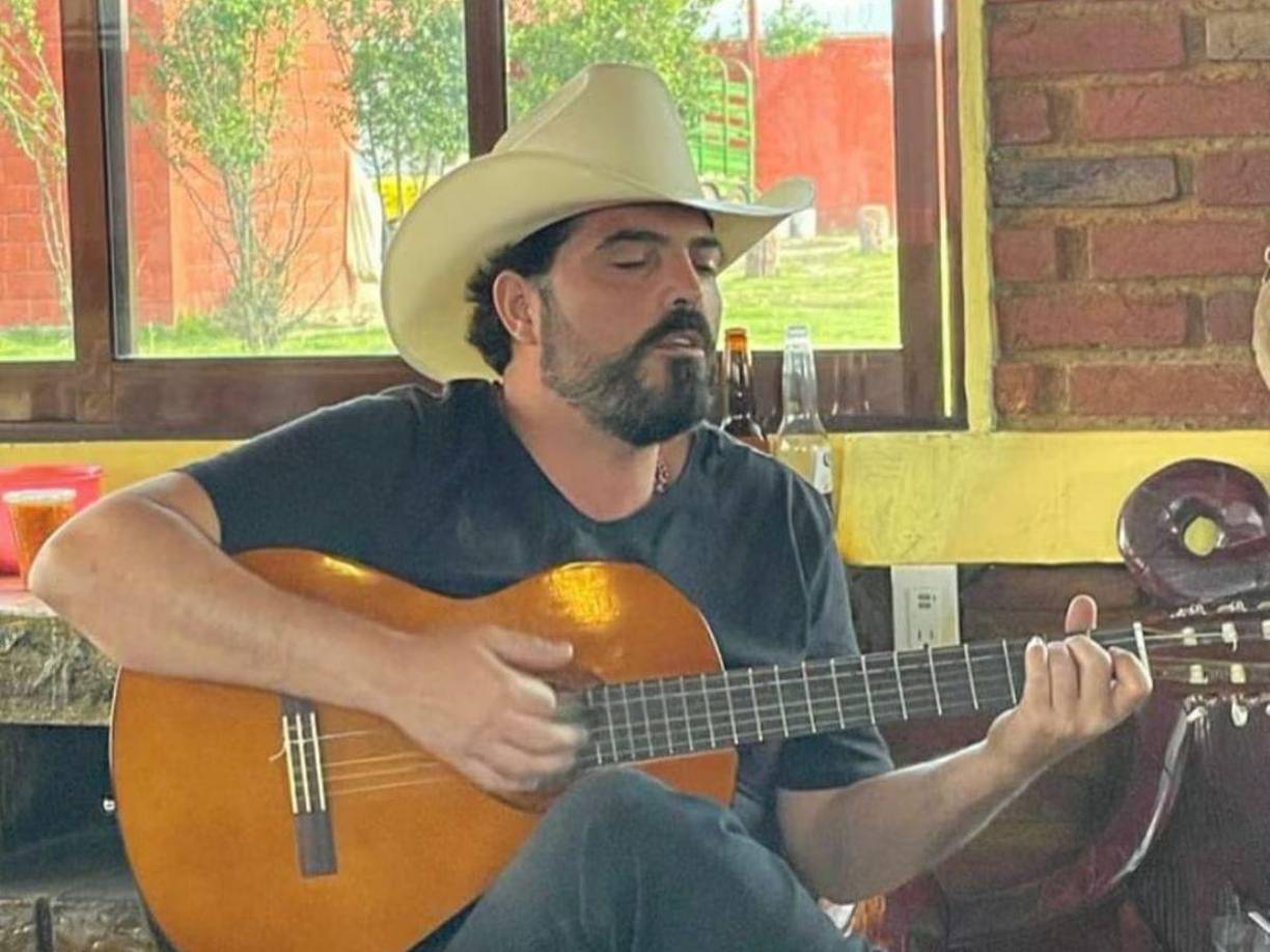 “Hay códigos de familia, hay testigos familiares muy cercanos”, reveló el abogado sobre estos temas que fueron compuestos hace dos décadas. “Jurídicamente hay delitos continuados, van surtiendo sus efectos momento a momento, la canción sigue sonando, la canción la siguen cantando otros cantantes. Por eso se acudió a esta instancia legal porque ha habido evasivas”, afirmó el defensor de Francisco Ugalde.