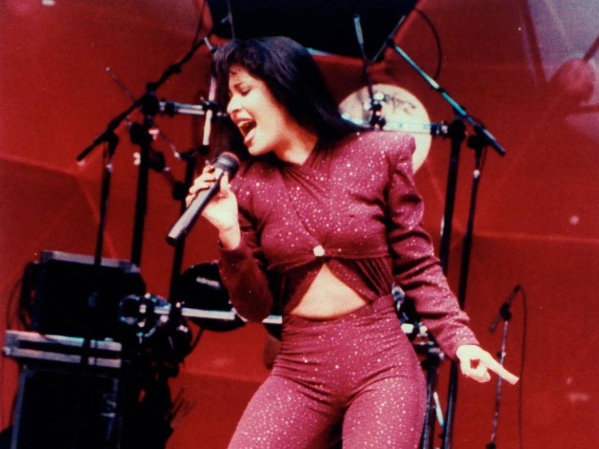 Fue así que emergió en la escena musical en la década de 1980 y rápidamente se convirtió en una de las artistas latinas más queridas y exitosas de su tiempo, esto gracias a su talento nato, su poderosa voz y carisma en el escenario, con los que pronto se hizo escuchar en todos lados, cosechando éxitos notables como “Si una vez”, “Amor prohibido”, “Como la Flor” y “Bidi Bidi Bom Bom”, que la catapultaron a la fama.