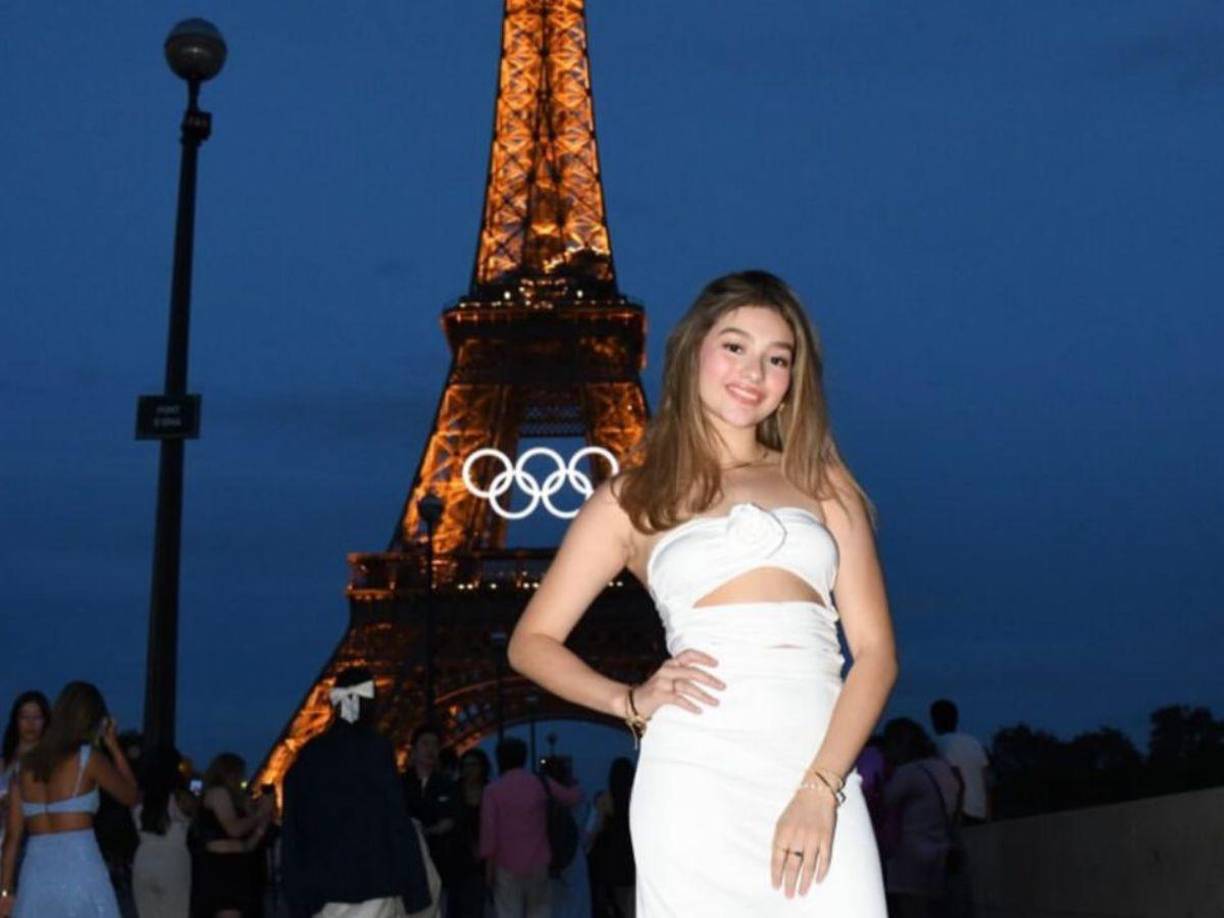 Incluso subió un vídeo en donde la joven dice que la grabación está dedicada para sus papás, haciendo partícipe a la comediante como parte fundamental de su familia.