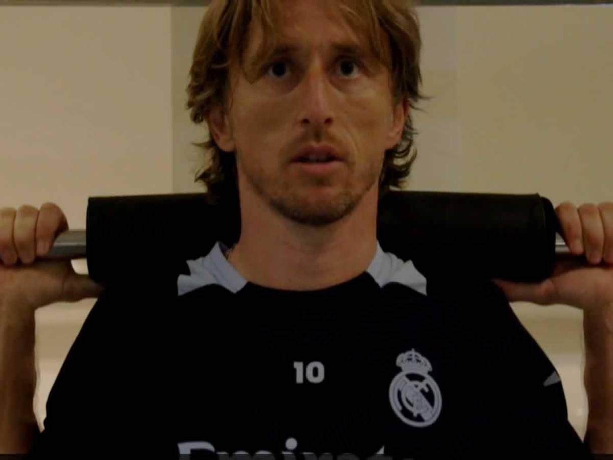 Modric participó en la sesión de recuperación de los titulares desarrollada esta tarde y lo hará con toda la plantilla este sábado en el entrenamiento previo a la final. A sus 39 años, el croata aspira a alzar su título número 29 con el conjunto blanco y el tercero de la temporada después de la Supercopa de Europa y la Copa Intercontinental.