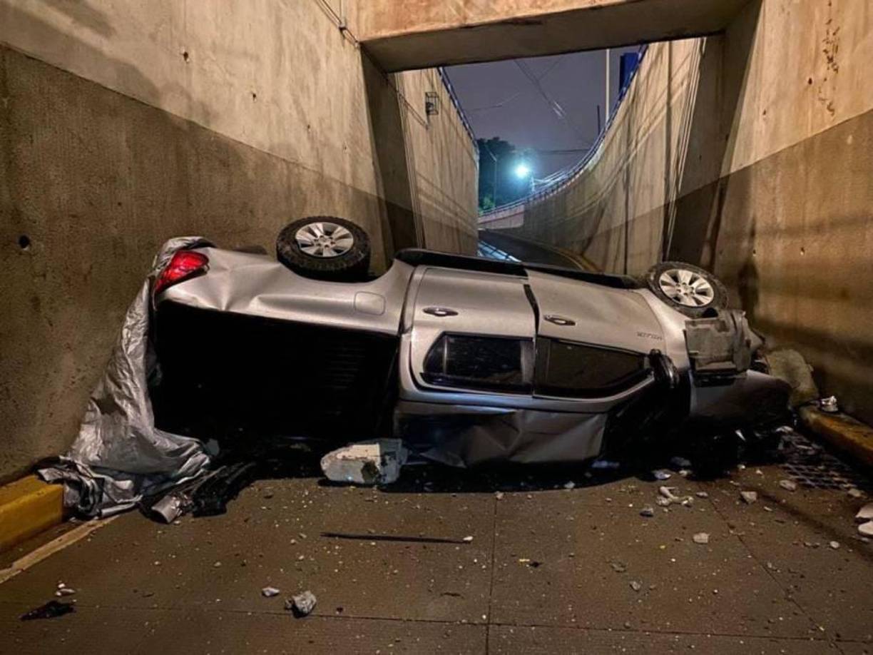 El excomisionado Santos fue auxiliado por algunas personas que presenciaron el accidente. Por su parte, agentes de la Dirección de Vialidad y Transporte (DNTV) serán los encargadas de determinar las causas del siniestro.