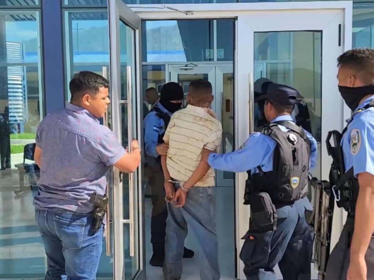 A la ahora occisa la acribillaron a balazos, luego la desmembraron con machetes y posteriormente la quemaron en el patio de la vivienda donde residía.