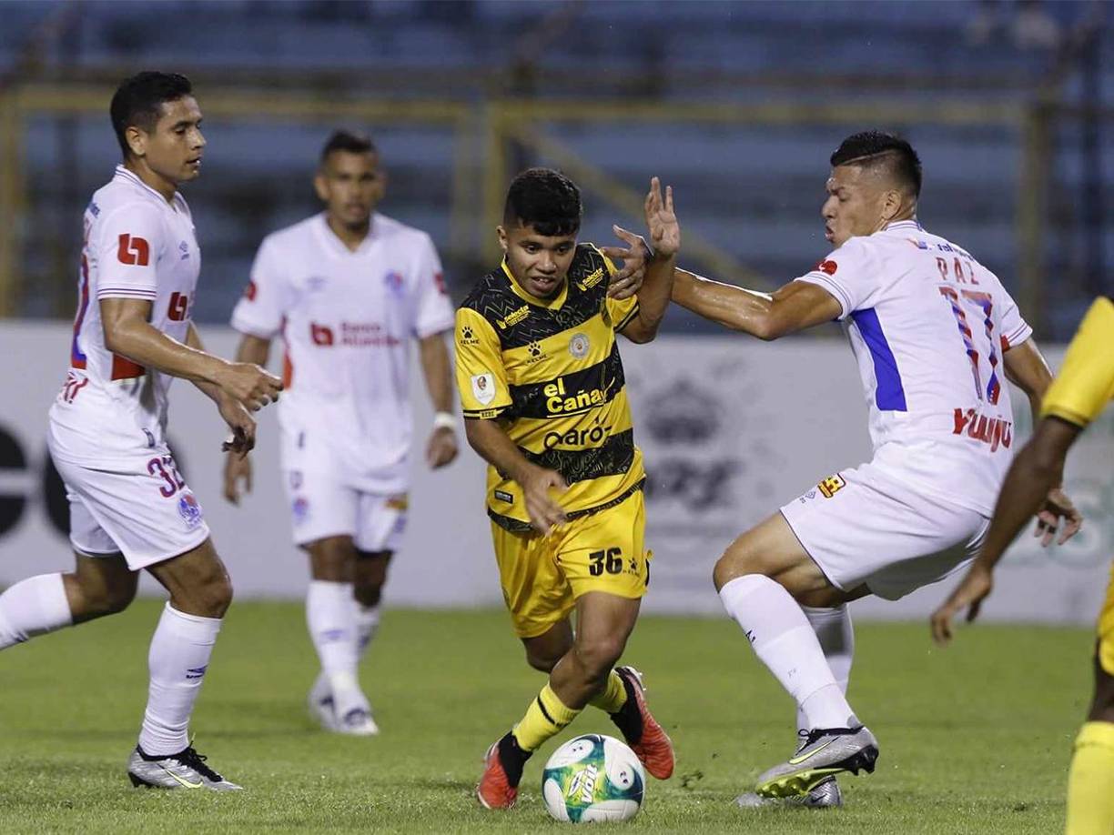 Roberto Osorto fue titular pero fue reemplazado en el inicio del segundo tiempo. En la acción disputa la pelota con Jonathan Paz.