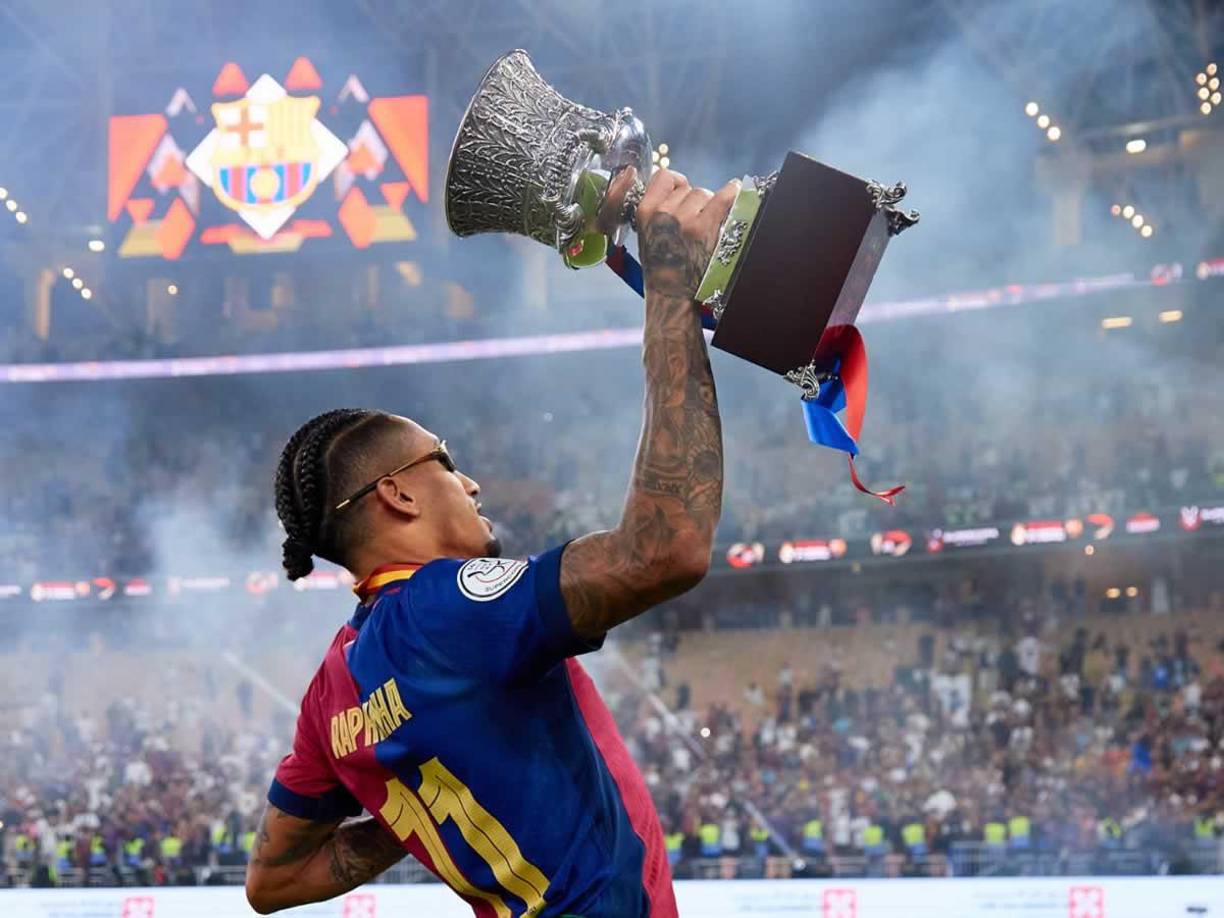 Lamine Yamal ofreció el trofeo de la Supercopa de España a los aficionados azulgranas en el estadio de Yeda.