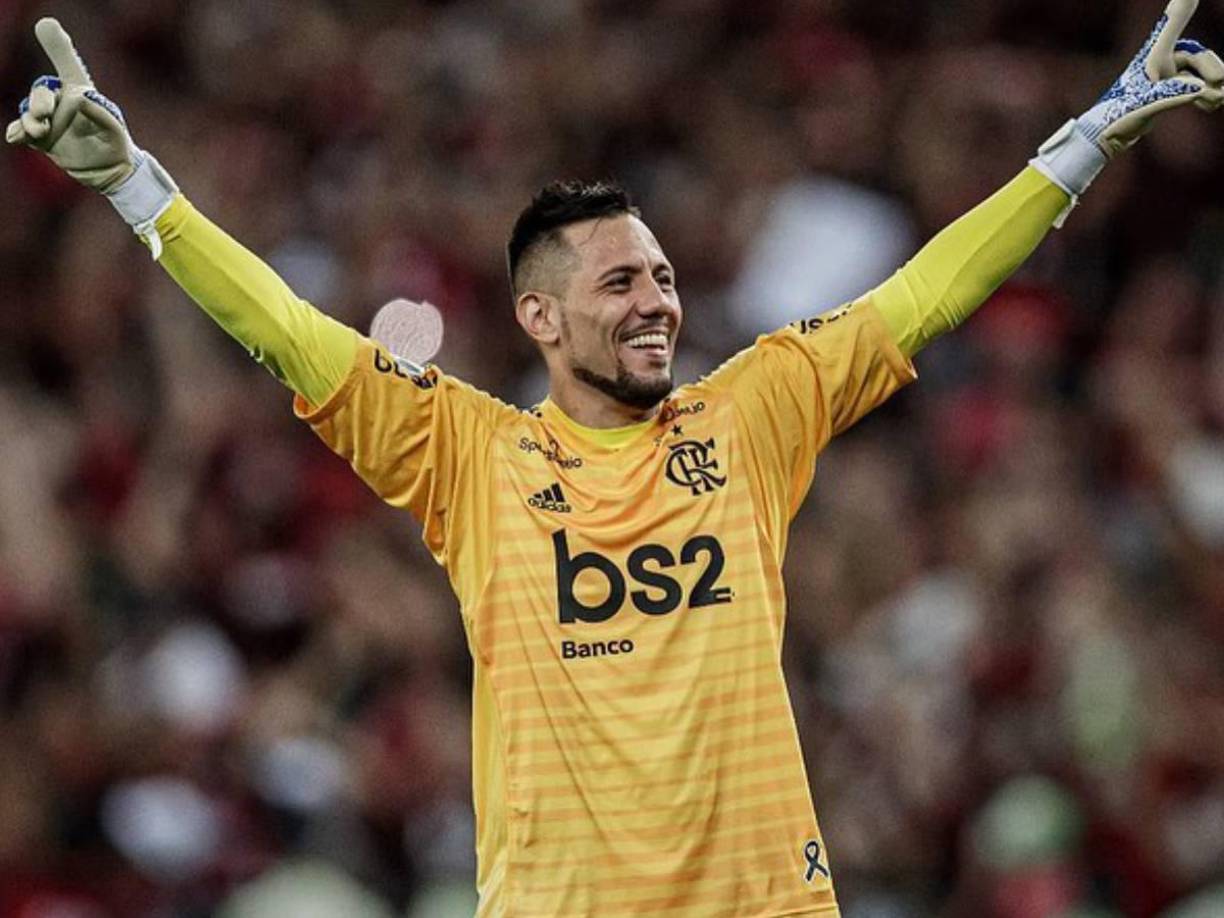 El portero brasileño Diego Alves, quien jugó en España con el Almería, Valencia y Celta de Vigo, anunció que se retira del fútbol profesional a los 39 años de edad. “Hoy cierro oficialmente un ciclo que empezó como un sueño de infancia y se convirtió en un viaje inolvidable”, afirmó el arquero en un sentido mensaje de despedida divulgado en sus redes sociales.