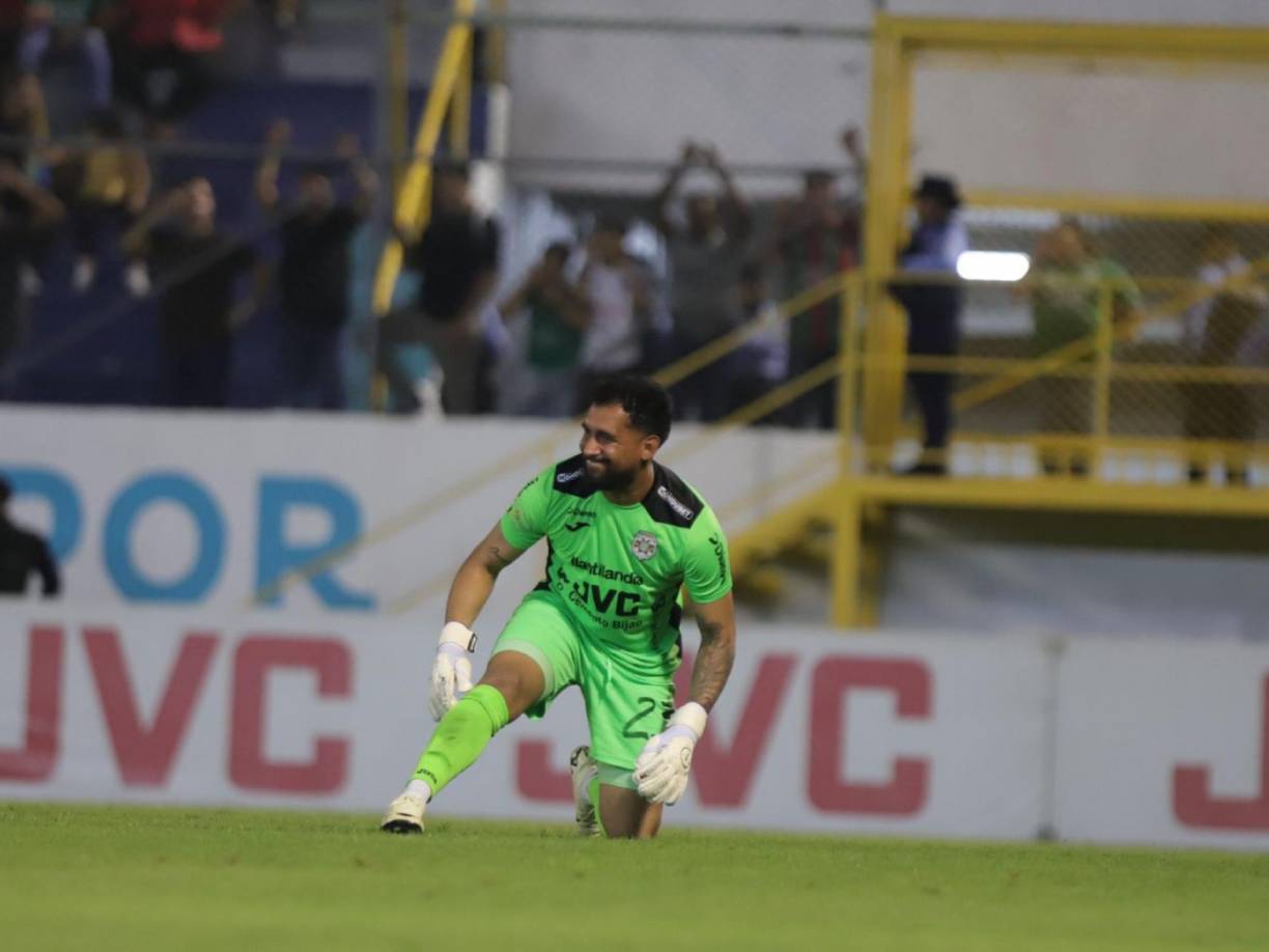 El portero panameño César Samudio del Marathón se quejó de un fuerte dolor y no pudo seguir en el clásico.