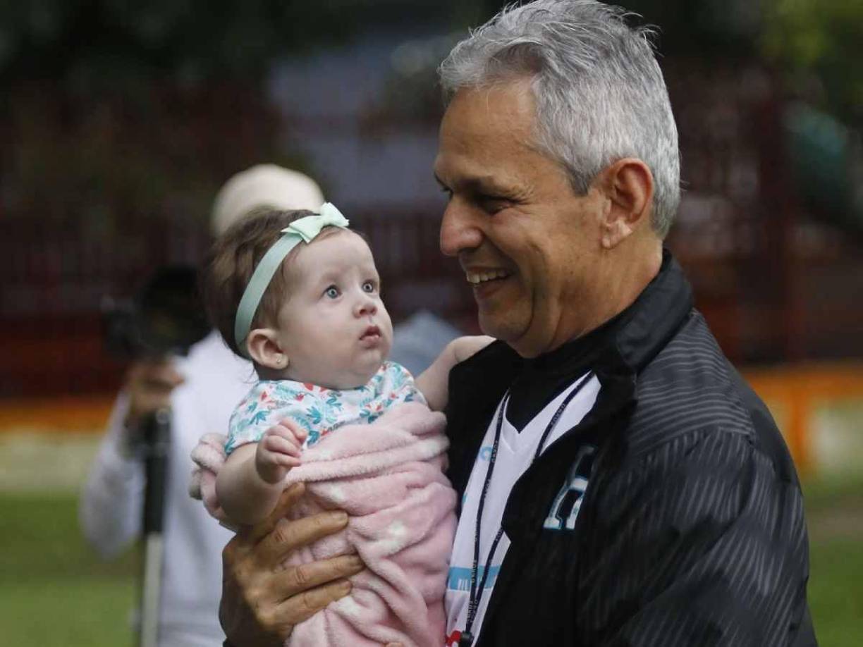 Una pequeña se robó el cariño de Reinaldo Rueda y algunos jugadores en el entrenamiento de este sábado de la Selección Nacional de Honduras.