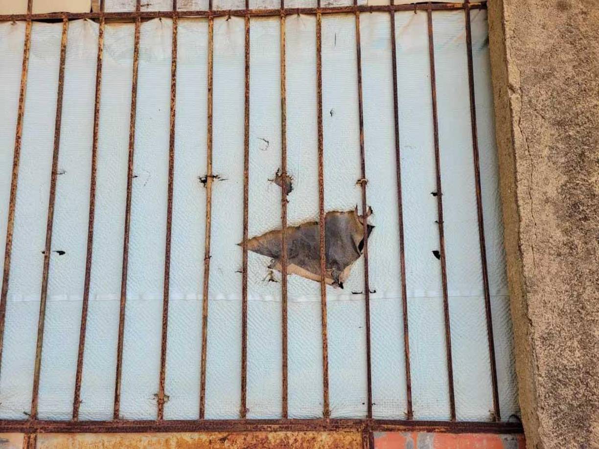 Santos Silva mantuvo encarcelados a su mujer y sus dos hijos durante cerca de dos décadas en una habitación de cemento sin revestir, sin agua potable, repleta de humedad, con heces y sin circulación de aire, ya que las ventanas y puertas se encontraban tapiadas.