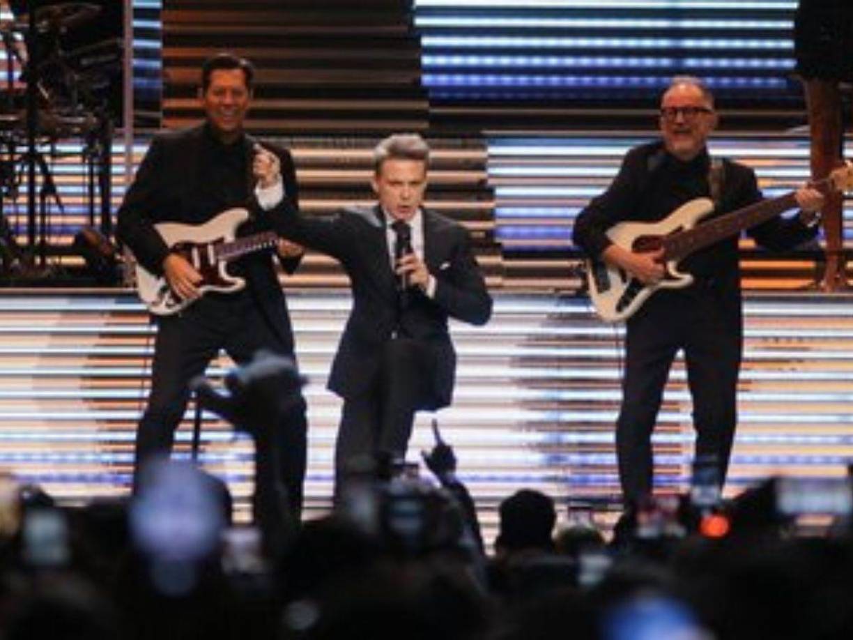 Los comentarios que recibió el cantante fueron mayormente positivos porque tiene una gran producción y porque se ve “en mejor forma” que en sus giras pasadas; sin embargo hubo fans que consideraron que no es el intérprete de La Incondicional el que sube a los escenarios, sino un doble.