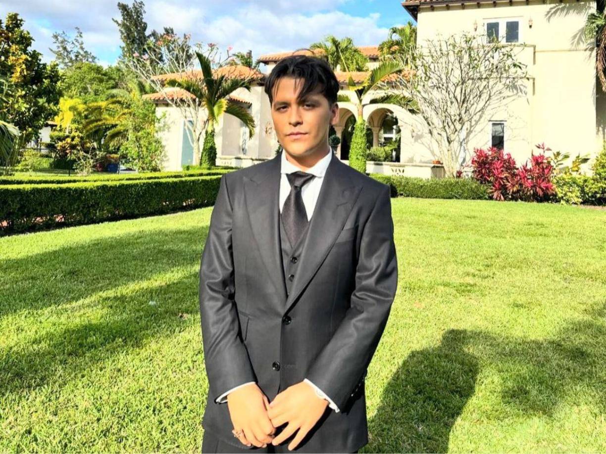 Los colores claros fueron elegidos para el vestuario que estos artistas llevan en la edición 2024, que salió hoy como la primera edición digital de la popular franquicia.