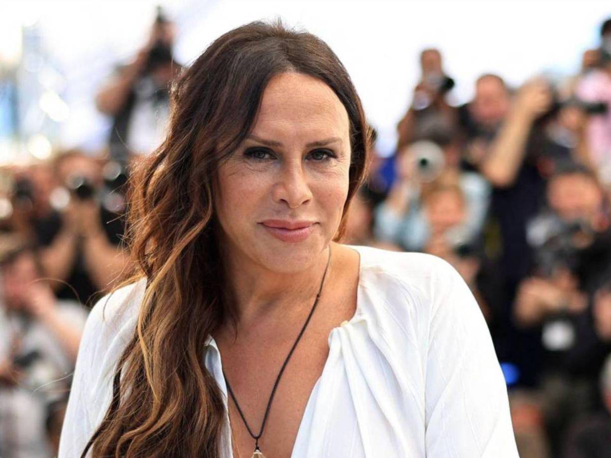 La crítica de Alfredo Adame no se limitó a la carrera pasada de Karla Sofía Gascón, sino que también abarcó su reciente nominación al premio Oscar en la categoría de Mejor actriz. Adame expresó su desacuerdo con la inclusión de Gascón en esta categoría, sugiriendo que su nominación desplazó a una mujer cisgénero.